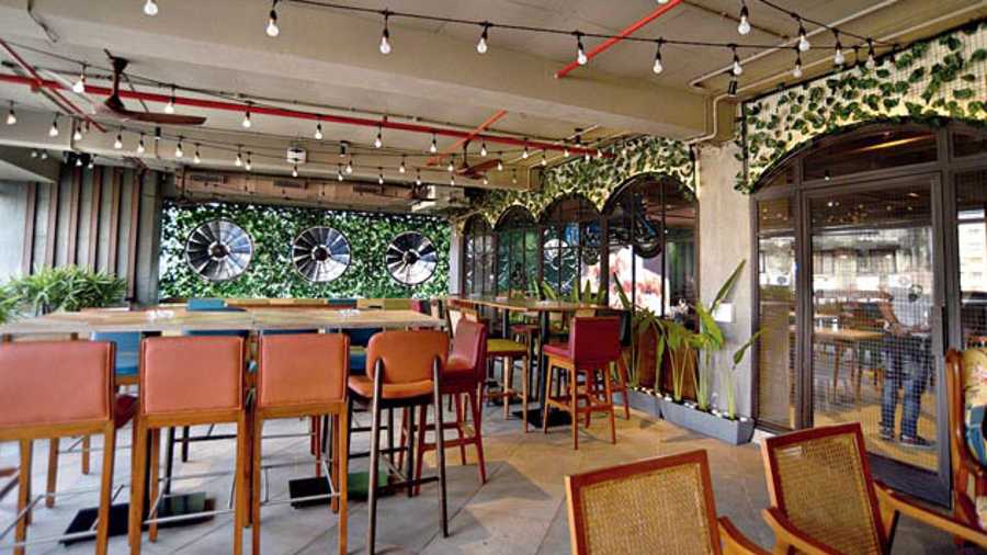 Our favourite section is this partially open area that overlooks at a busy Park Street. Mellow lights, greens and customised furniture adds to the charm. Effingut also serves shisha and this is a great spot to enjoy the puff and soak in the Calcutta winter.