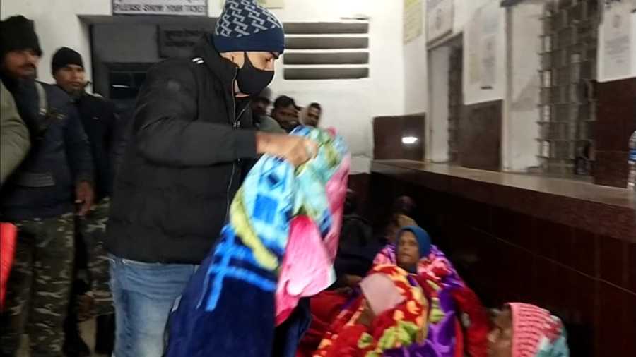 SP Anjani Kumar Jha distributed blankets among the homeless at Garhwa Railway Station, on Wednesday night.