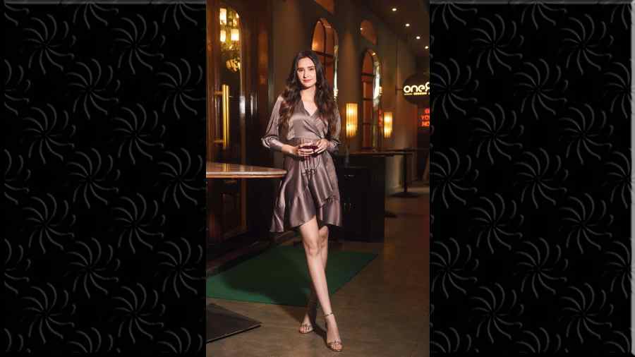 Jessica felt this grey dress, slightly “formal”, would be perfect for a church visit. She wore glossy lips and her eyes were fresh with a touch of eyeliner.