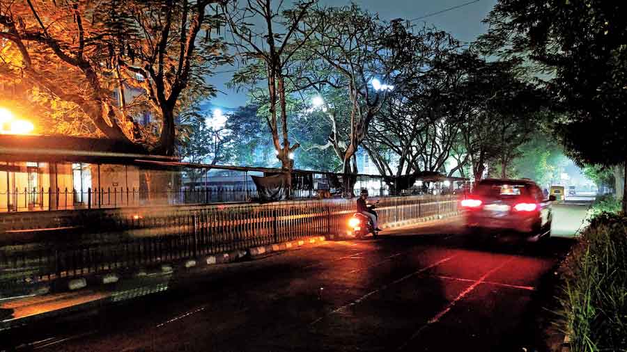 A car drives towards the Purta Bhavan island along an unlit street next to the  Dr Bidhan Chandra Roy statue on Tuesday.