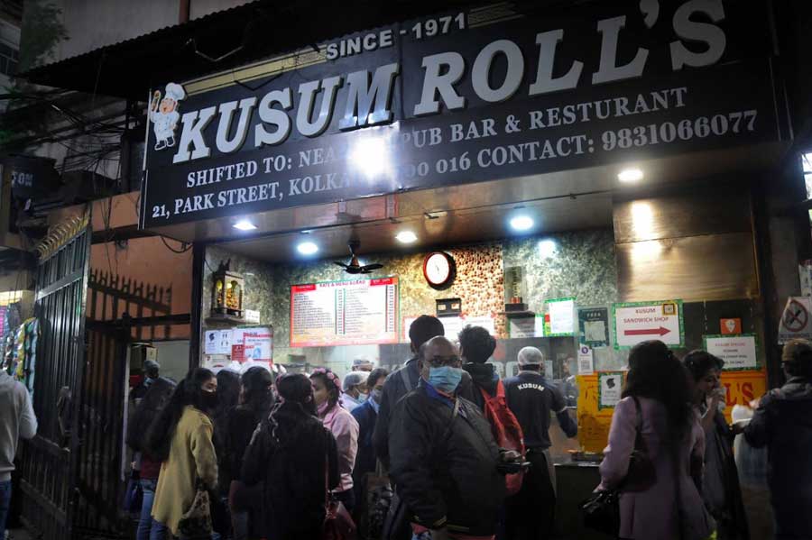 The famous Kusum Rolls saw a constant stream of people ordering and collecting orders from the counter. The egg chicken rolls, hot off the tava and seemed to disappear within seconds of being rolled