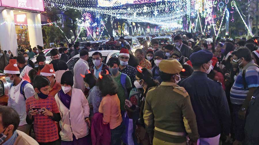 Christmas revellers back on Park Street, breach mask mandate at will