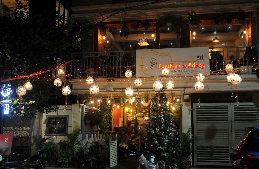 Hindustan Park’s many cafes and adda spots are cheerfully decorated for the season, lending a festive feel to the whole neighbourhood. The lantern lights at Pancham er Adday, and their balcony seating, are perfect for #Christmaslights photo-ops