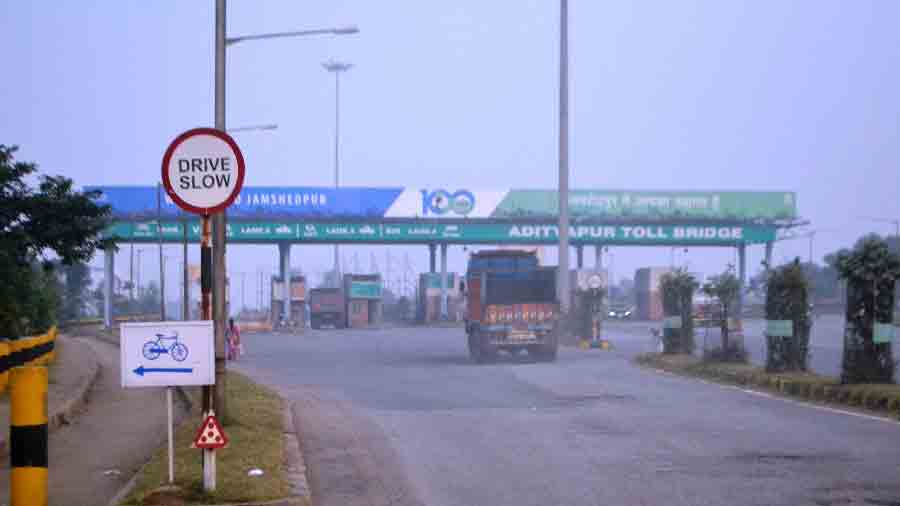 Jamshedpur - Unlit Adityapur toll bridge causing difficulties to ...