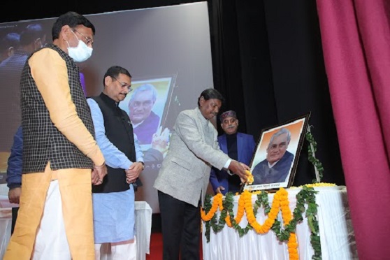 Arjun Munda pays floral tribute at the portrait of former Prime Minister Atal Bihari Vajpayee, in IIM Ranchi. 