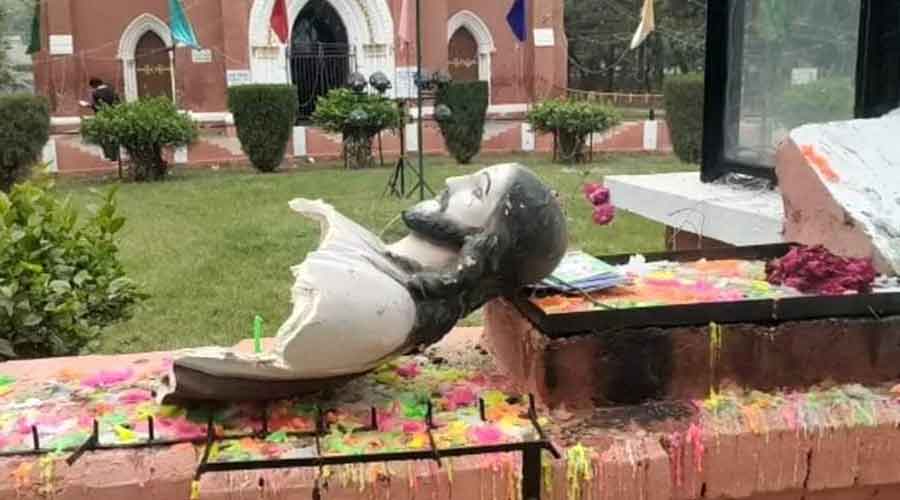 Jesus Christ - Two men scale wall, vandalise statue of Jesus in Haryana -  Telegraph India