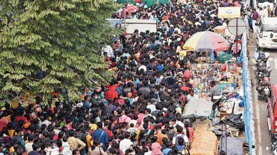 Visitors outside Alipore zoo.