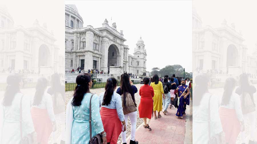 A queue of visitors at Victoria Memorial.