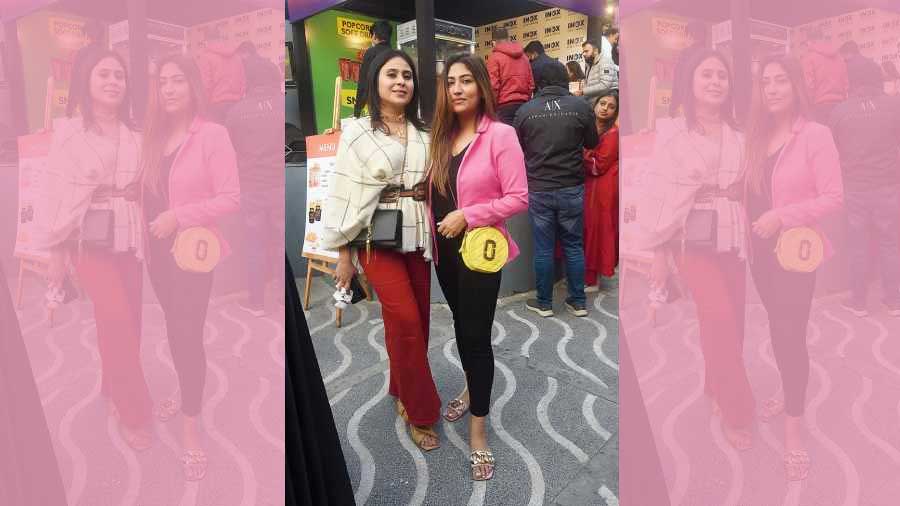 Friends Rinky Malpani (left) and Alankrita Jain Soni shopped in style. If Alankrita added a touch of pop with her jacket and sling bag, we loved Rinky’s on-point accessory game.