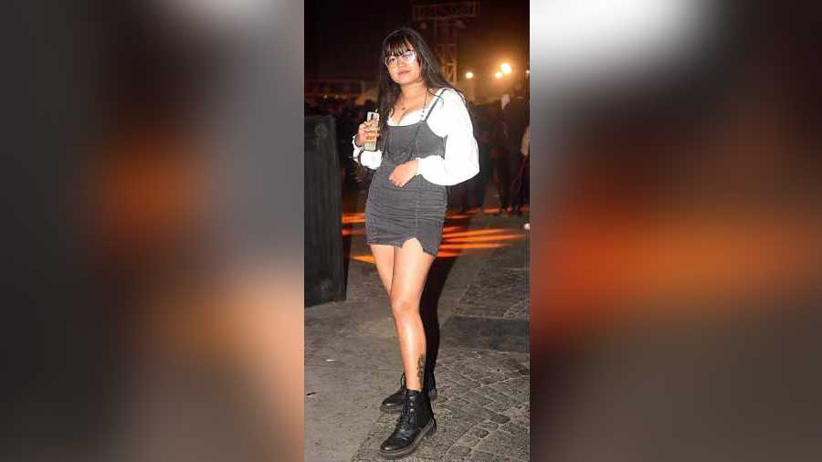 Black combat boots, white shirt and a slip dress, we spotted Saumya keeping it cool and casual. With so much walking around to do, full marks for her choice of footwear!