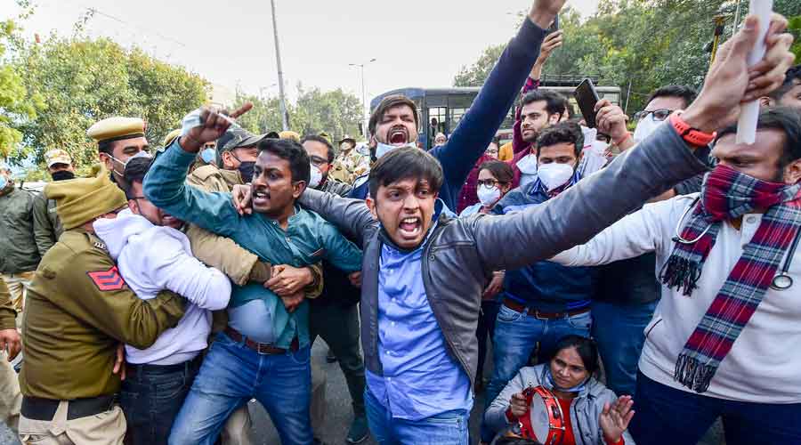 The face-off continued till late in the night when the doctors gathered outside Sarojini Naidu police station, singing the national anthem and raising slogans.