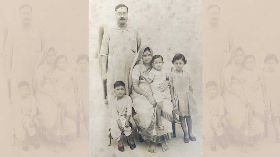 Sati Gooptu (extreme right) with her father Amarendra Chandra Gooptu, her mother Swarnalata, her sister Anjali and her brother Asoke (left)