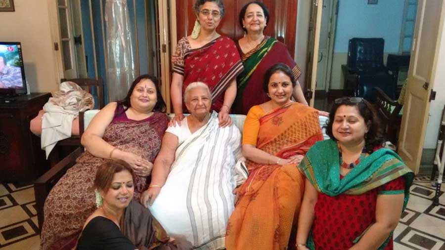 Sati Gupta with her nieces and her daughter Eva Ray (standing, right) in the Rashbehari house 