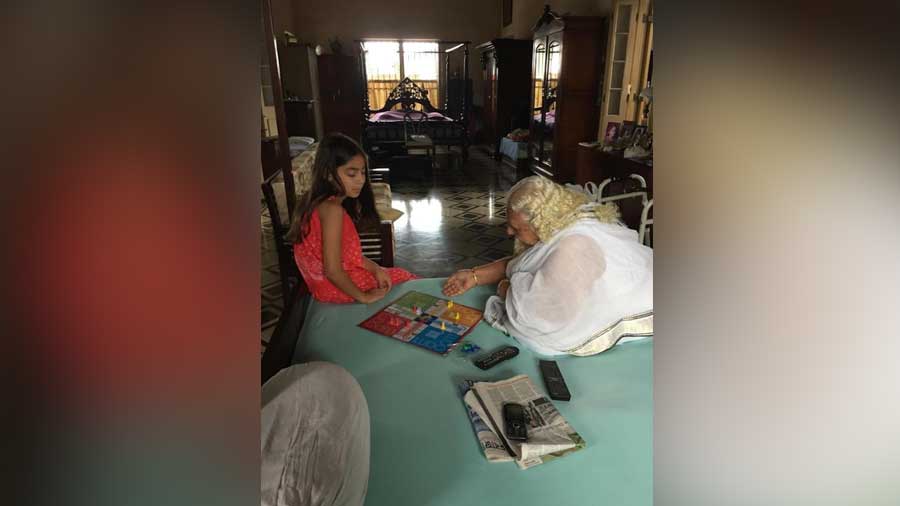 Sati Gupta playing Ludo with her great granddaughter, Juliana Ghosh, in her room at 87 Rashbehari Avenue