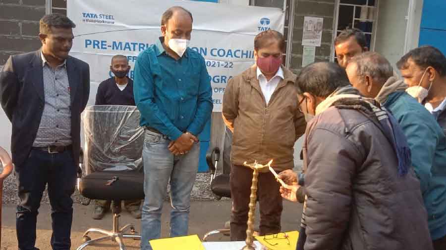 Distinguished guests along with villagers inaugurating the Tata Steel Jharia Division’s pre-matric coaching classes