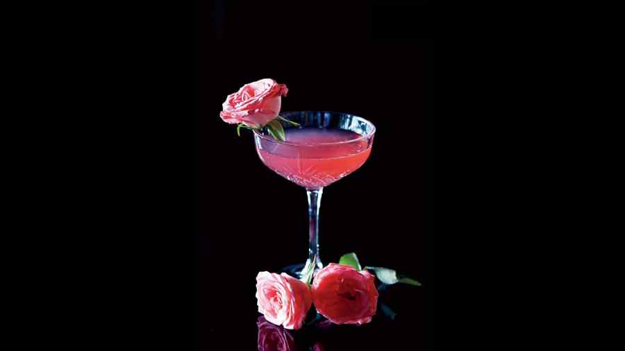 Floral Bouquet: This pretty drink is bourbon based to keep you warm during winter. It also has rose petal extract and paan-flavoured cardamom, which gives it a unique twist.