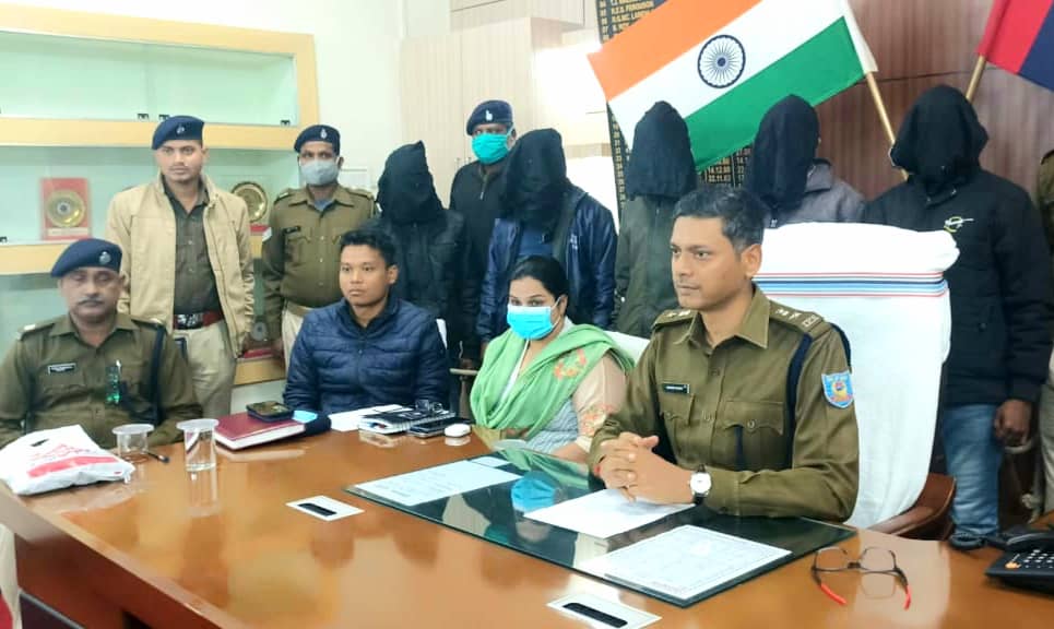 SSP Sanjeev Kumar and other officers with the arrested vehicle lifters at Dhanbad
