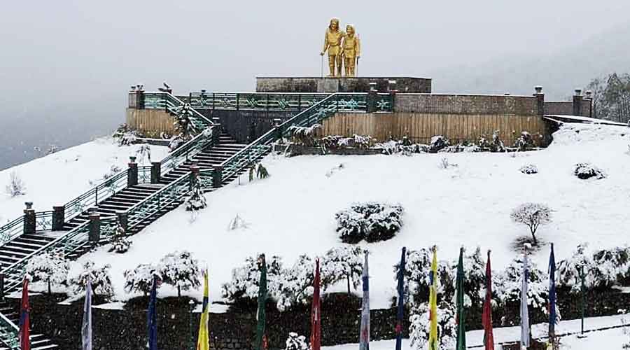 Snow drapes Darjeeling and Sikkim, lure for Kolkata tourists