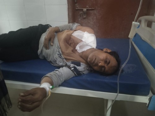 Injured tea seller Dharmendra Chourasia at Hazaribagh medical college and hospital on Monday.