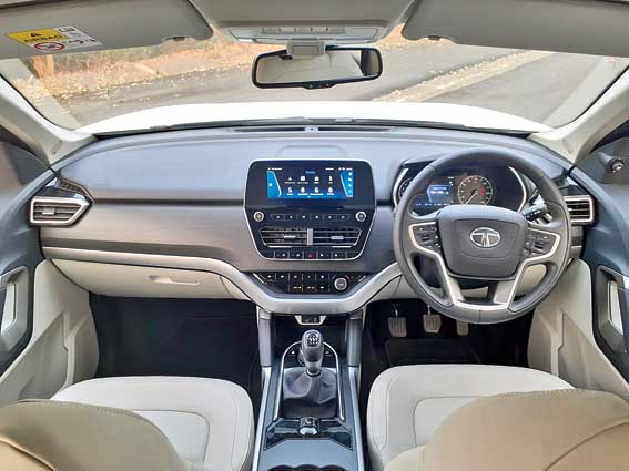 The layout of the interior is smart, largely the same as that of the Harrier, but the finishes and colour schemes are different