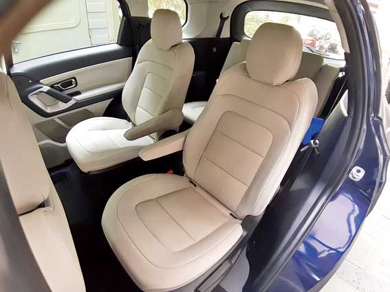 The captain’s seats that come in the six-seater version are very comfortable and have a reclining function too. The passenger on the left can put the seat in front in folding mode to create extra legroom — Boss mode they call it