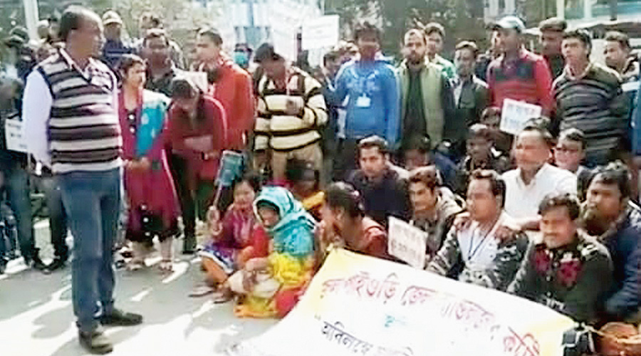 Over 100 ‘land-losers’ demonstrate for jobs in Siliguri