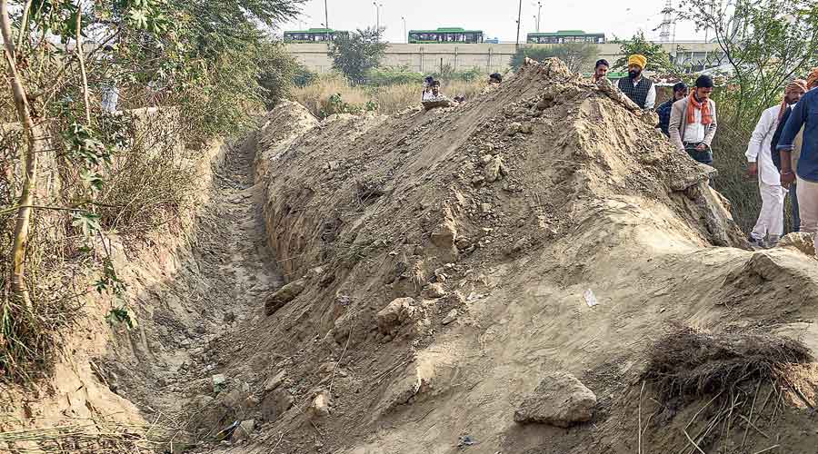 Farmers signal protest till October if required - AIKSCC decided to conduct a  to apprise farmers about the repression of the protest by the government.