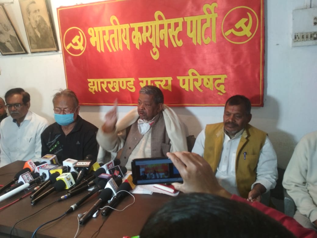 Former MP and state CPI general secretary of CPI Bhuneshwar Prasad Mehta (centre) at a news meet in Ranchi on Thursday.