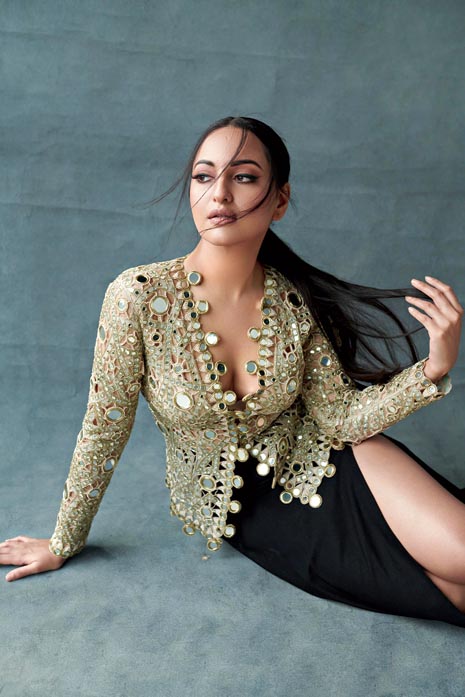 A non-bailable warrant was issued against Sonakshi Sinha in connection to a fraud case. The 35 year-old was accused of not attending an event in Delhi for which she reportedly charged Rs 37 lakh