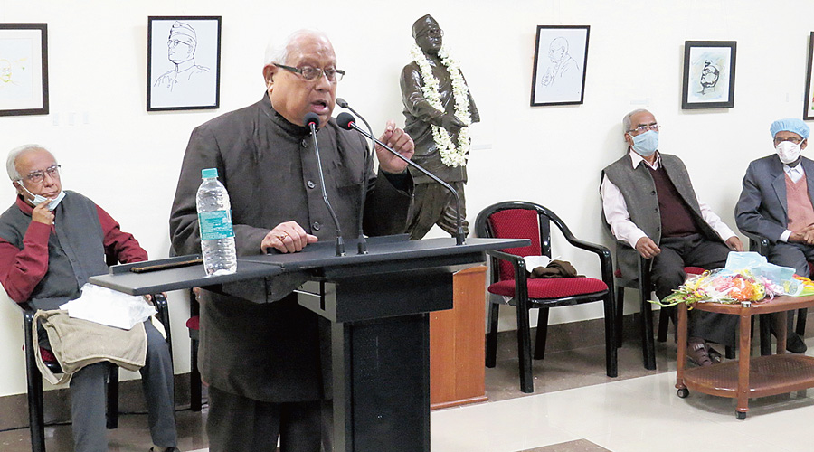 Amal Mukhopadhyay delivers the lecture on the two freedom fighters at The Asiatic Society in CL Block. 