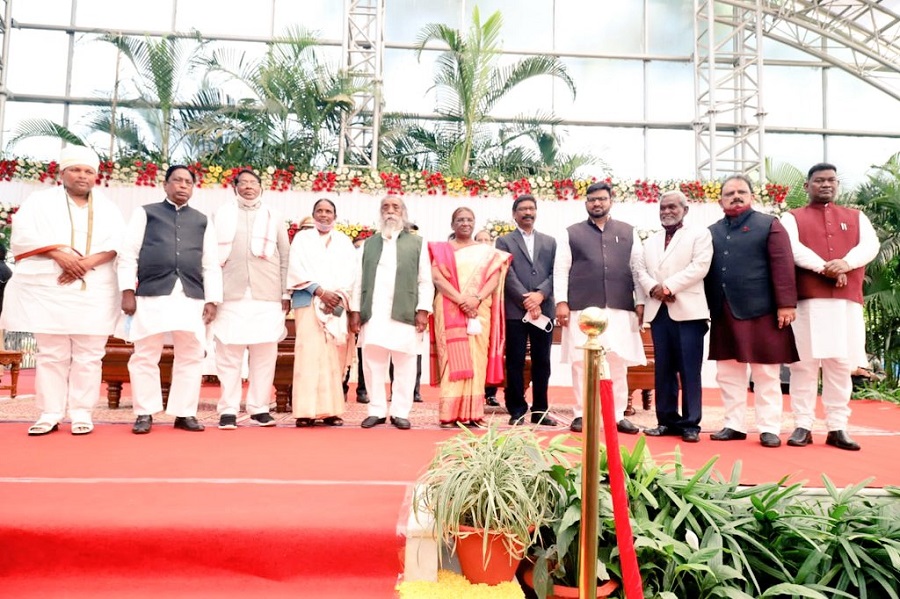 Governor Draupadi Murmu (centre), flanked by chief minister Hemant Soren and his father Shibu Soren, along with state ministers, after the swearing in of Hafizul Hassan at Raj Bhavan in Ranchi on Friday.