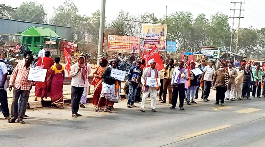 A protest against the farm laws along National Highway 17 in Baharagora block in Jharkhand on January 16.