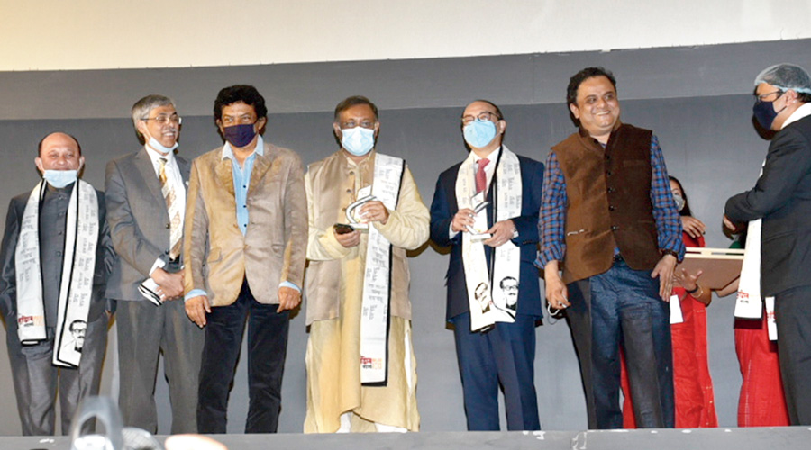 Bengal minister Bratya Basu and Indian foreign secretary Harsh Vardhan at the film festival in Calcutta on Friday. 