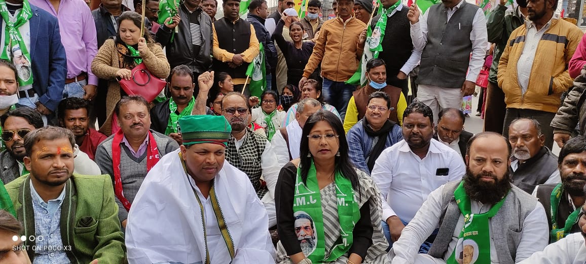 Agriculture minister Badal Patralekh (second from left), along with JMM, RJD and other leaders at Booty More to enforce a ‘chakka jam’ in Ranchi on Saturday.