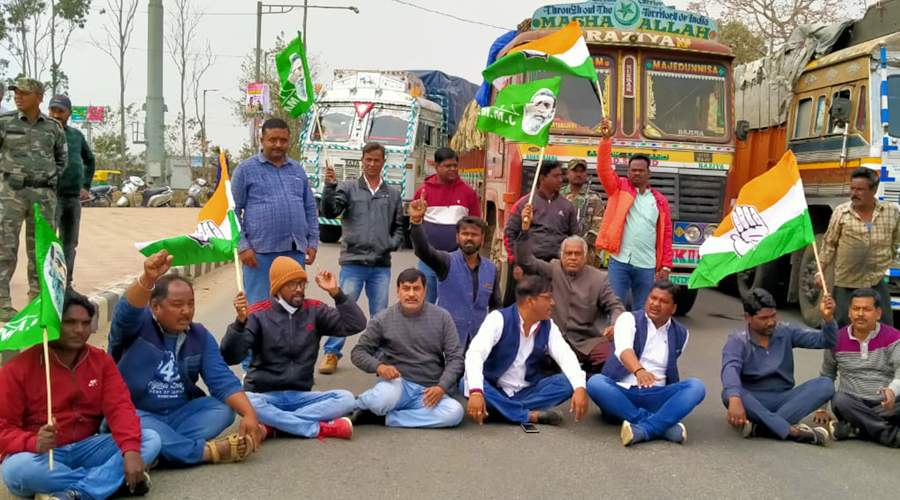 Congress, JMM and Left parties block NH-33 in Ranchi on Saturday.