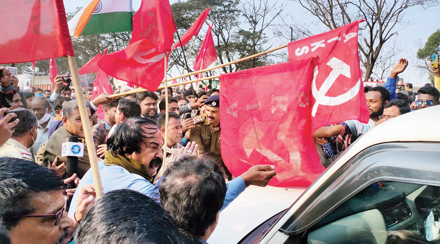 Chakka jam: Farmers block national and state highways at 213 points in Bengal