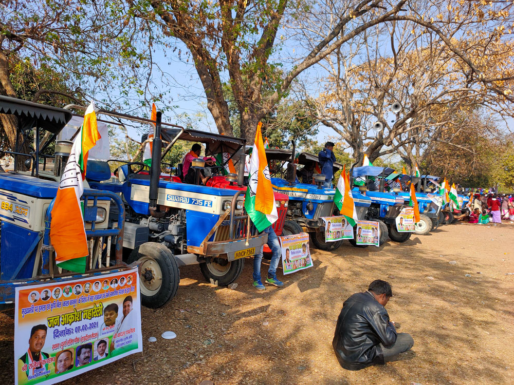 Farmers along with their tractor participating in the Jan Akrosh Maharally at Hightention Ground Namkum in Ranchi on Sunday.