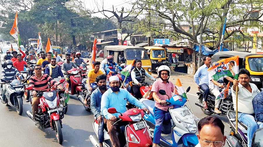 Trinamul supporters at a bike rally near Darjeeling More in Siliguri on Sunday to welcome veteran trade union leader Alok Chakraborty into their fold. 