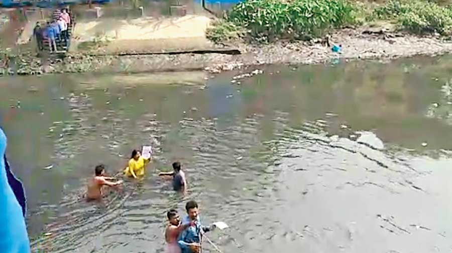 Screenshot from a video of para-teachers trying to cross Tolly’s Nullah to reach chief minister Mamata Banerjee’s home on Tuesday morning to demand pay parity with regular teachers