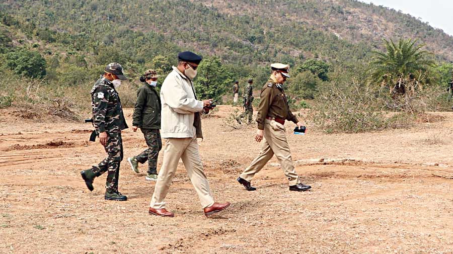 Jharkhand director-general of police Navin Sinha along with other senior police officers at Serendag in Lohardaga on Wednesday. 