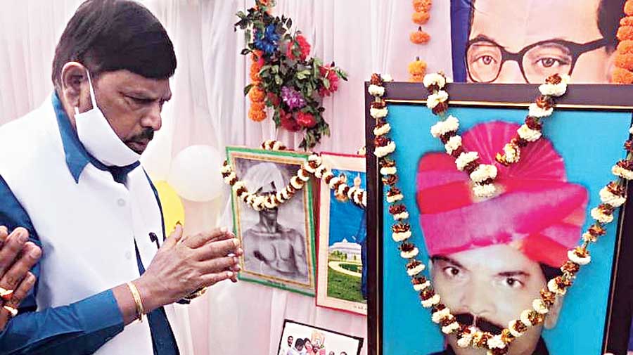 Union minister Ramdas Athawale pays tribute to  RPI national general secretary K.R. Nayak at Ramgarh, Jharkhand, on Tuesday. 