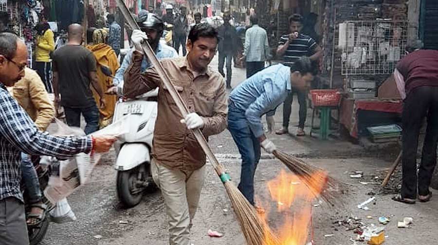 Garbage piles up in Siliguri - conservancy workers of the Siliguri Municipal Corporation (SMC) observe ceasework