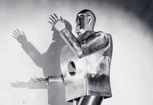 Elektro in 1939 showed off his early brushed-aluminum skin.