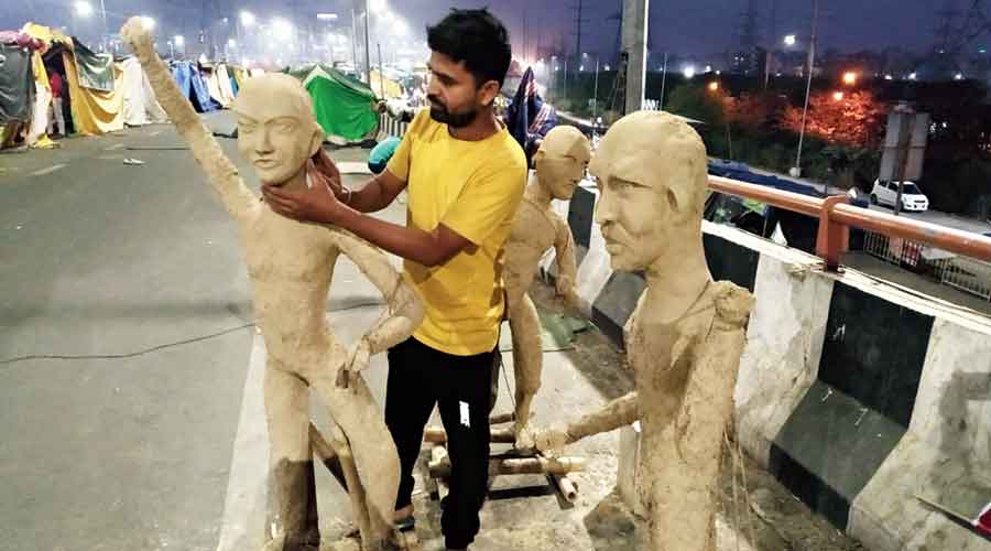 Farmers' protest: Rourkela idol maker bicycles 14000 km to make clay tableau at Ghazipur border