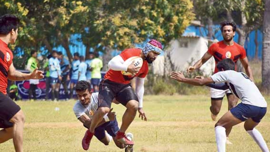 The game in progress between Roosters (red) and Eels (grey)