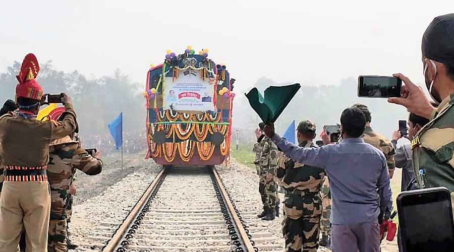    Dhaka-Siliguri train talks on- to start the passenger train service between Siliguri and Dhaka