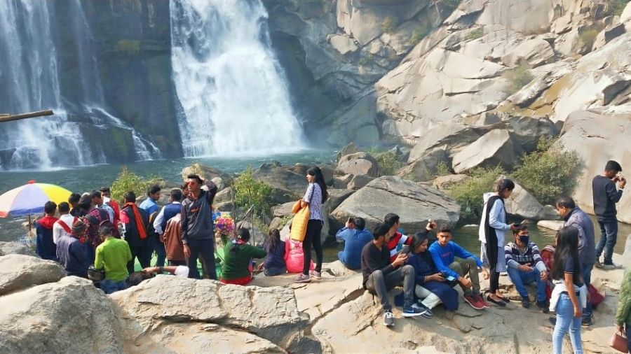 झारखंड : हुंडरू फॉल में खतरे में डाली जा रही पर्यटकों की जान - Jharkhand: Tourists' lives are being put in danger at Hundru Fall