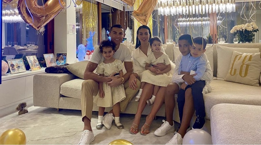 Christiano Ronaldo tweeted a picture of his family welcoming the New Year.