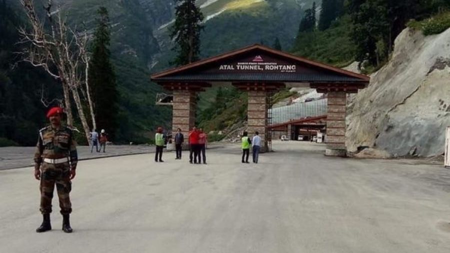 snowfall - Himachal Police rescues 300 tourists from Atal Tunnel -  Telegraph India