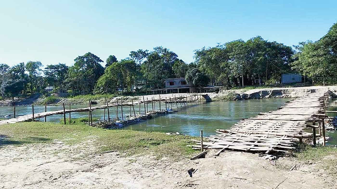 The bamboo bridges erected by Trinamul and the BJP (right) over the Mujnai stream